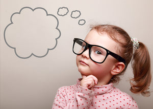 Niña pensando y con actitud de inteligencia emocional